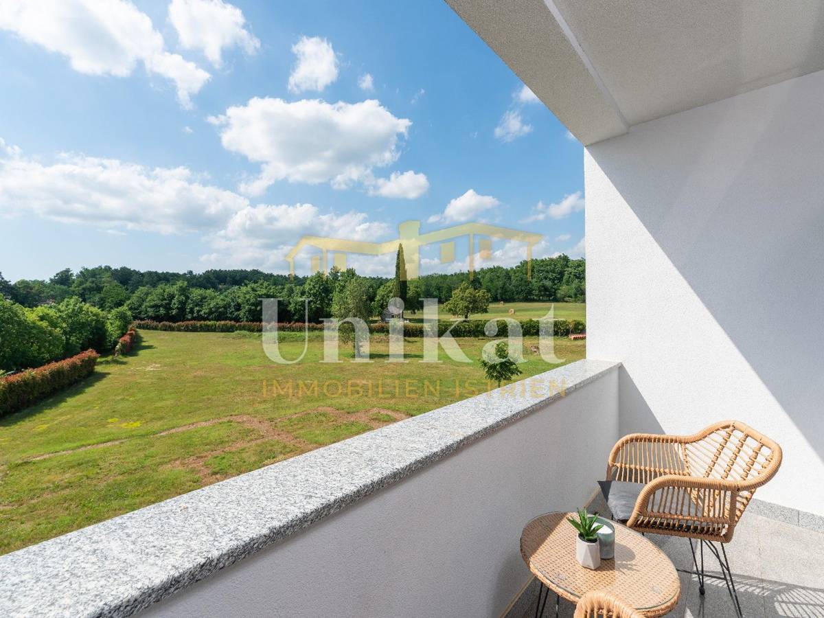 Moderna vila z notranjim in zunanjim bazenom